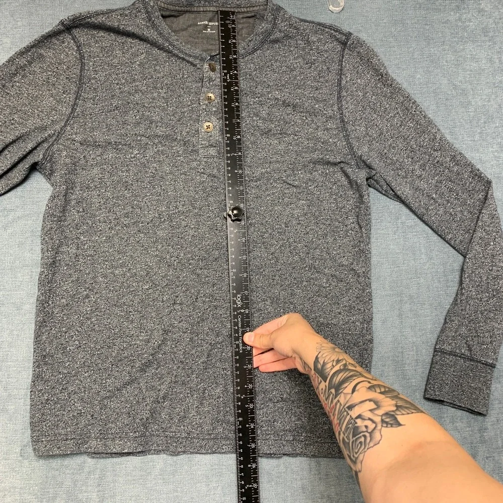 Banana Republic Henley Shirt Mens Medium Heather Gray Long Sleeve Casual Wear